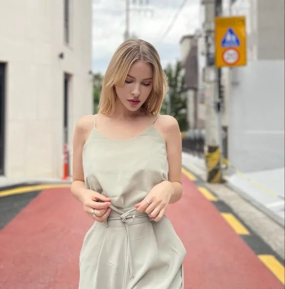 举手投足间风情万种！优雅妩媚的法国女主播Caroline