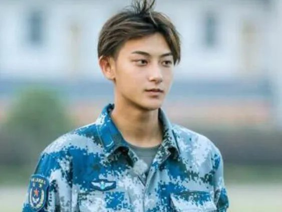 黄子韬叫林更新野王哥哥，黄子韬有多少娱乐圈的好哥哥？