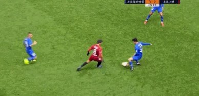 上港对阵申花,裁判取消孙世林红牌,改判柏佳骏红牌,球迷直言两人都该罚下,你怎么看?