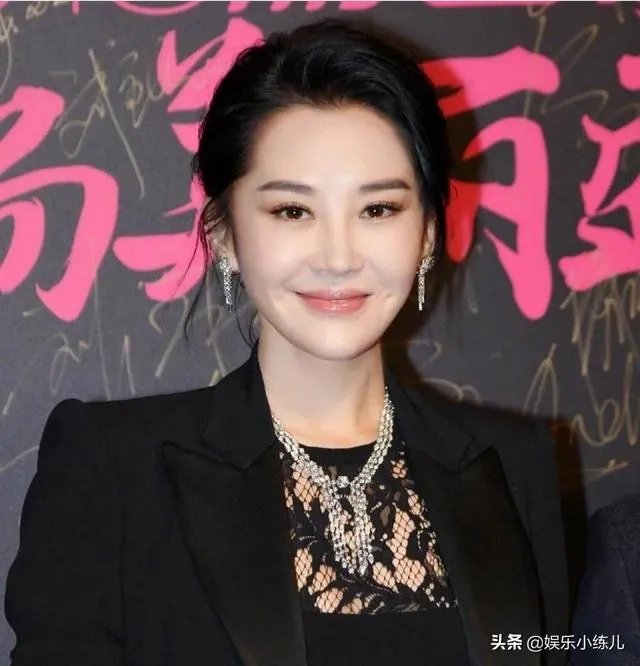 中国最迷人酒窝美女许晴，有过一位亿万富翁男友后，为何从此单着？