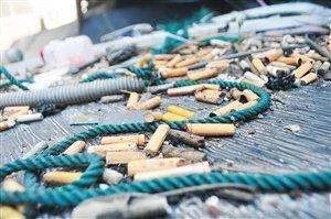 被子被楼上扔的烟头点着，如何杜绝乱扔烟头的行为？