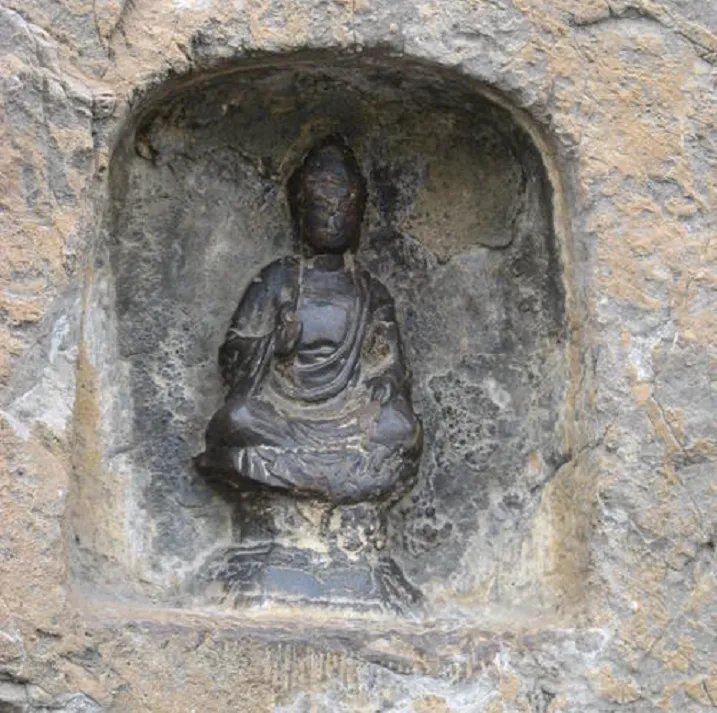 洛阳龙门石窟佛像被游客摸出包浆，为什么游客都要摸一摸石像？