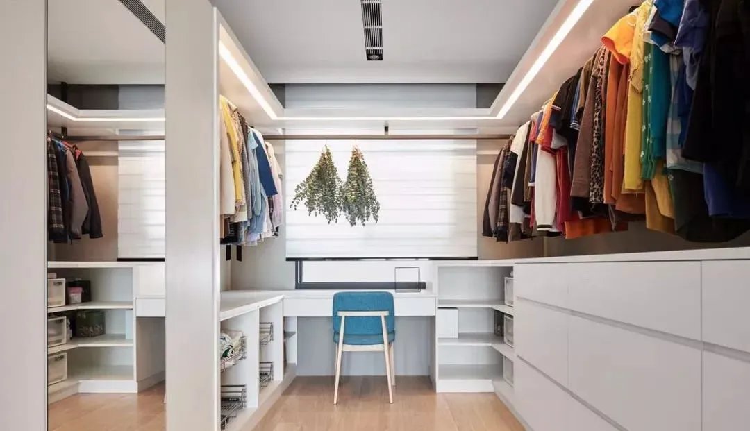 衣帽间装修效果图：衣帽间这么设计，你还能再放200件！