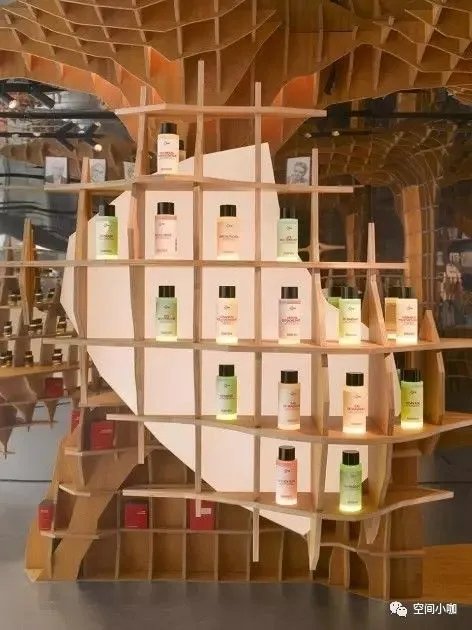 这家极具未来感的香水店，像一个长方形的盒子