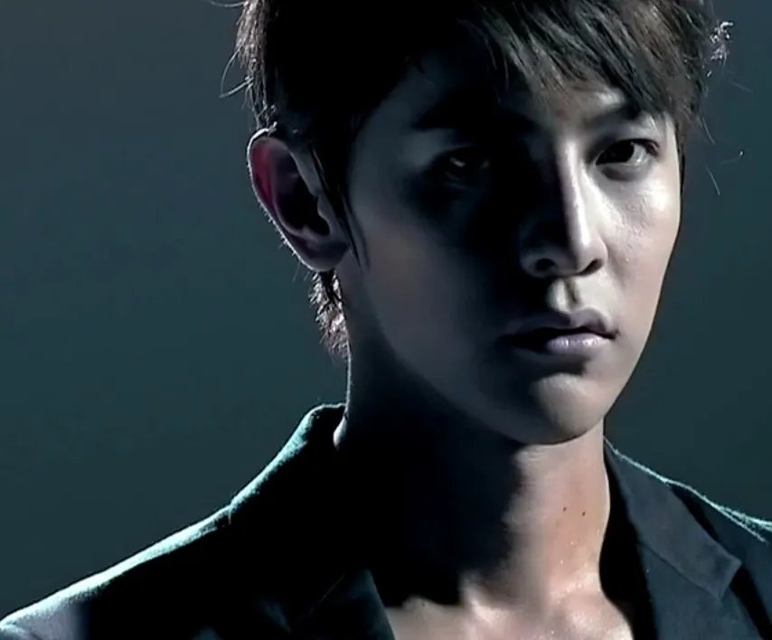 假装我们没爱过的歌曲mv