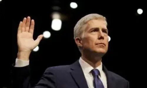 美国现任最高法院大法官是哪九位,他们的立场派别是什么?