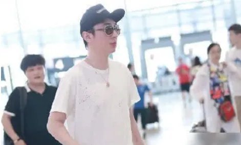 日本偶遇王思聪怎么回事？身边有两美女同游