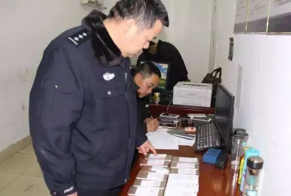 家门口挂了一个包,男子打开一看吓一跳,为何立马报警?