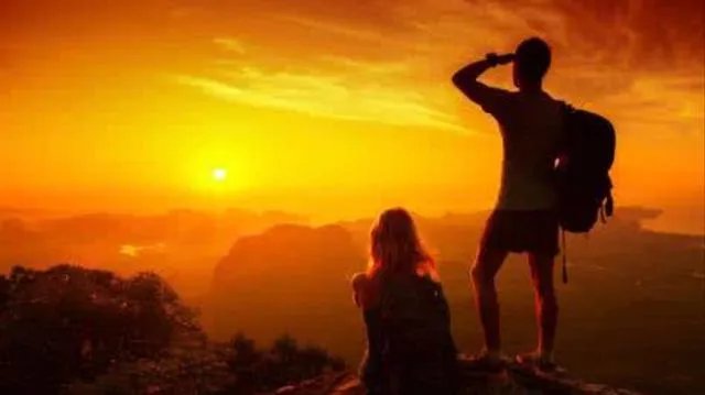 上联：移椅倚桐同望月，下联如何对？