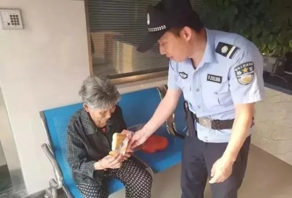 民警一眼认出多次走失的老人，家有易走失老人，该如何防止老人走失呢？