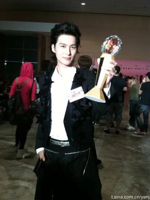 严爵作词作曲的歌都有哪些