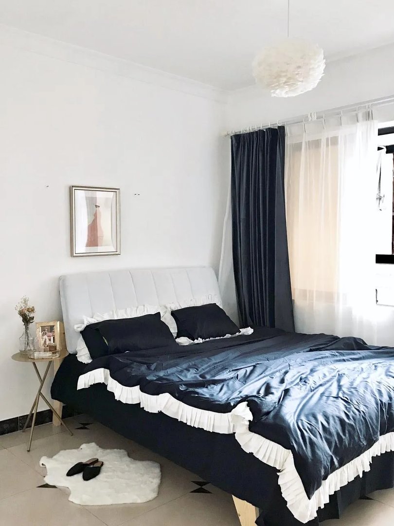 拍摄花絮——在白墙租房里try了3种换装效果。