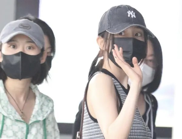 杨幂潮流造型穿搭现身机场，挥手向粉丝打招呼好亲切，她的状态如何？
