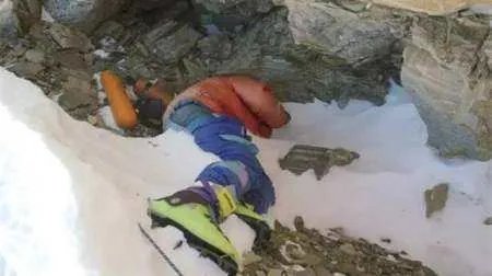 为何没人敢给珠峰上的遗体收尸?