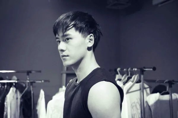 撒野的两位男主为什么被替换掉了？