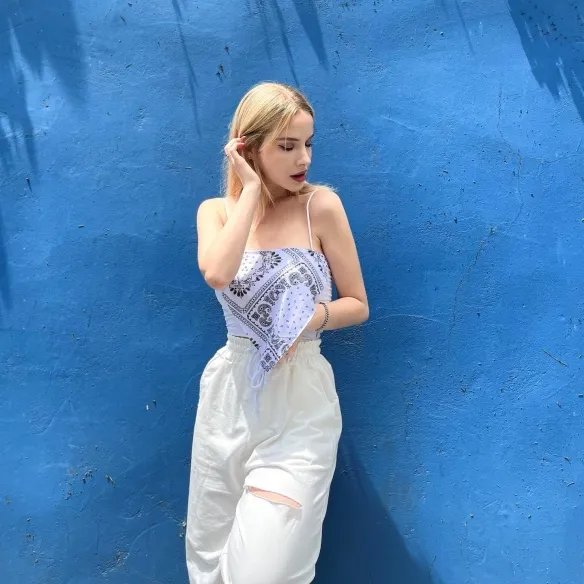 举手投足间风情万种！优雅妩媚的法国女主播Caroline