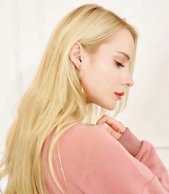 举手投足间风情万种！优雅妩媚的法国女主播Caroline