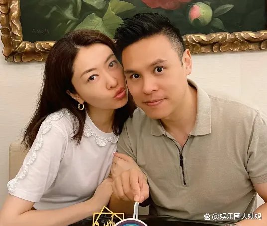 熊黛林晒照为老公庆生,两个女儿颜值不一样,龅牙是遗传了谁?