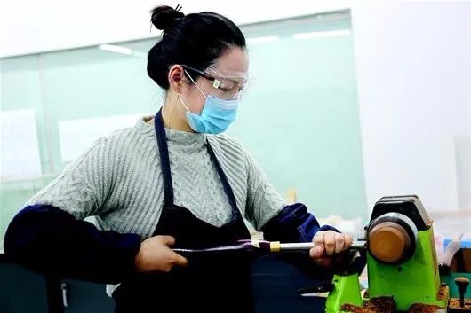 女老师自学木工走红是怎么回事?