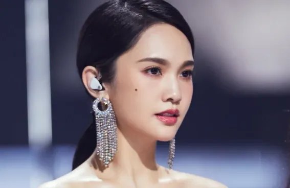 杨丞琳成团发言尴尬了4位姐姐，万茜偷笑，杨丞琳说了什么？