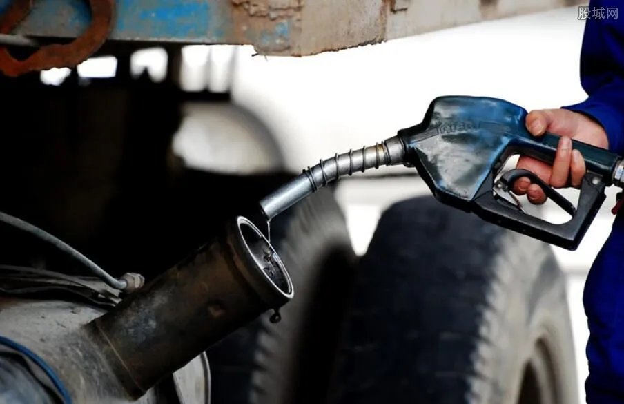 油价要降了！加满一箱油少花3.5元 具体调整情况