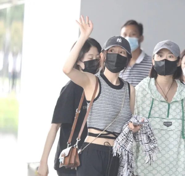 杨幂潮流造型穿搭现身机场,挥手向粉丝打招呼好亲切,她的状态如何?