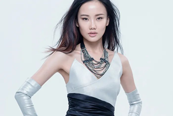 黄龄把腿上的淤青画成锦鲤,其做法为何会引发网友盛赞?