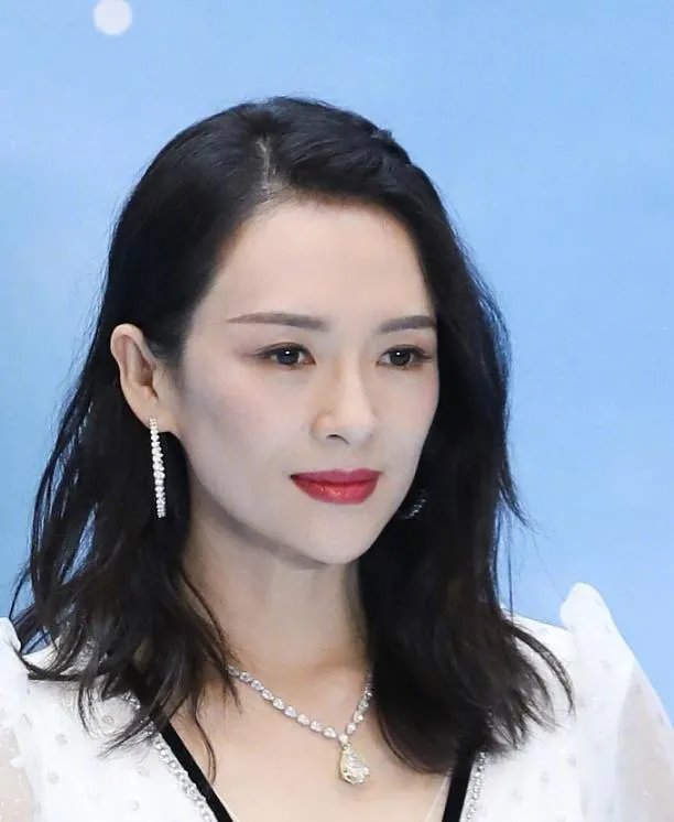 章子怡商场活动身穿白裙气质优雅,41岁状态是不是真实的?