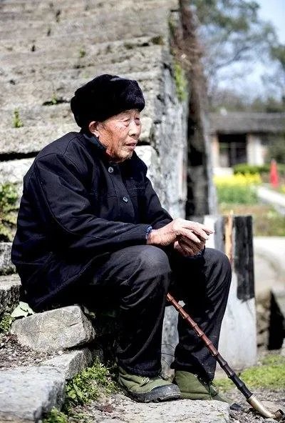 老人无健康码遭拒载，乘车谴责其耽误上班，你如何看待？