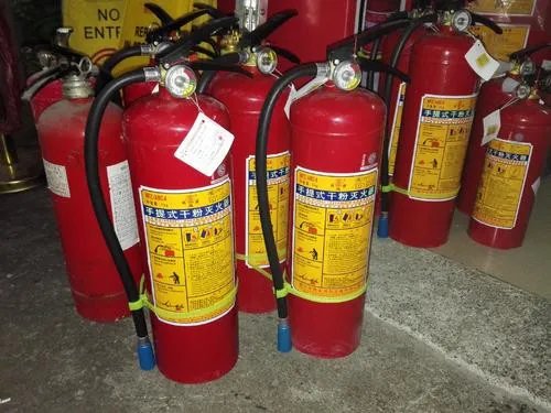 使用水基灭火器时,应射向火源哪个位置