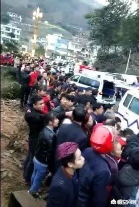 云南盐津发生交通事故，造成5人遇难8人受伤，几吨鱼从天而降是怎么回事？