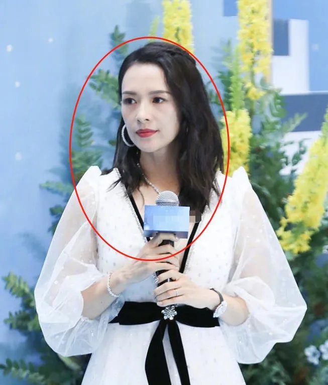 章子怡商场活动身穿白裙气质优雅,41岁状态是不是真实的?