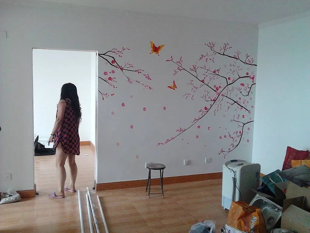 开门一看，装修工人带着老婆住在我家