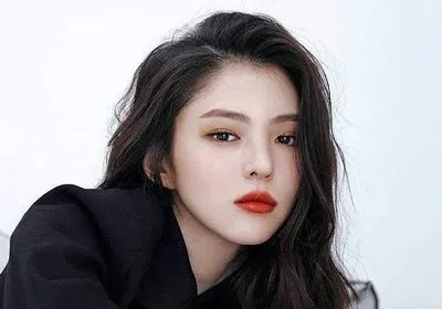 韩素希受伤后首次公开亮相，穿吊带裙比心，如何确保演员们的人身安全？