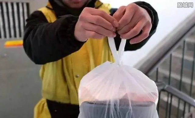 外卖小哥因差评痛哭视频被辟谣，平台对外卖小哥能有更人性的制度吗？