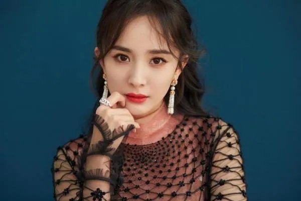 杨幂魏大勋前后现身同一饭店,他们的关系为何如此受关注?