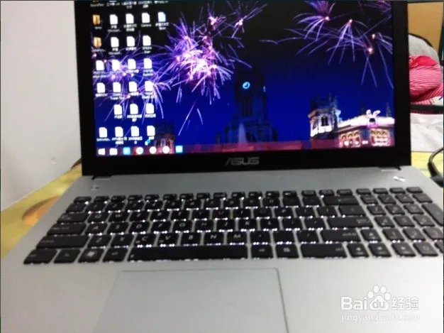 苹果笔记本键盘背光灯肿么开?是不是都有背光灯啊?