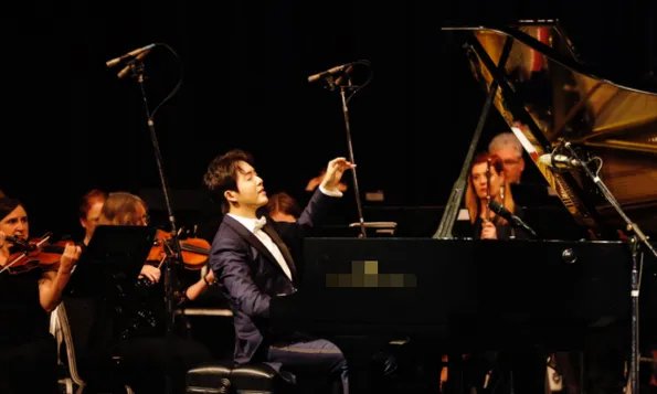 李云迪春晚彩排边走边吃辣酱,这到底是什么另类操作?