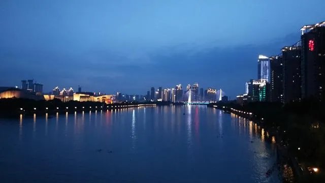 大家喜欢暖色调的照片还是冷色调的？为什么？