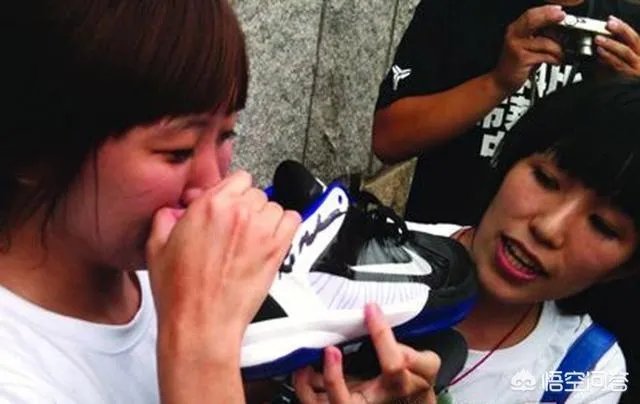 如何看待科比球迷下跪闻鞋？