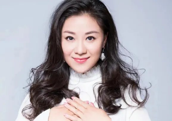 歌唱家王丽达：嫁给妈妈看中的女婿，婚后生一子，如今她还好吗？