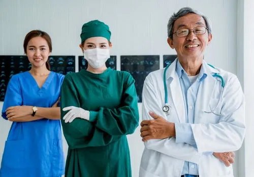 迷惑行为！女子担心感染新冠在高速超速狂飙，该如何正确避免感染病毒？