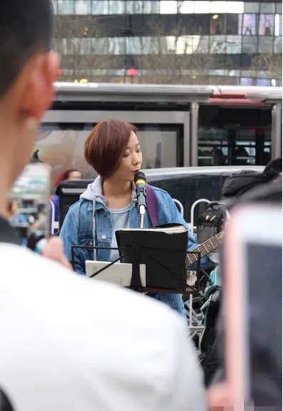 王珞丹在三里屯卖唱是怎么回事？