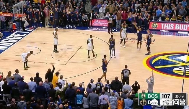 穆雷为了破纪录垃圾时间投篮刷分,欧文怒不可遏将球砸向观众席,你怎么看?