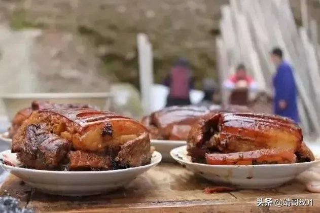 农村红白喜事都请客随礼的风俗是陋习吗?应不应该破除?