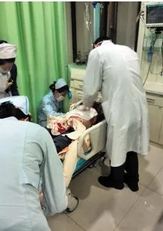 医生抢救8人后晕倒的原因是什么？