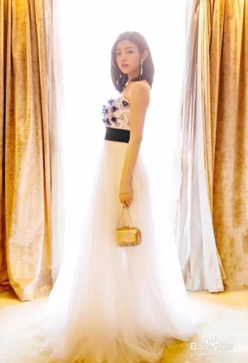 看陈妍希产后首亮相，衣服巧搭秀美腿！