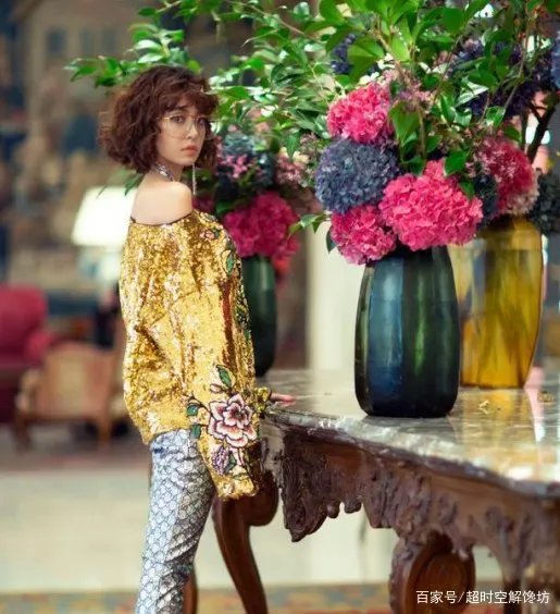 蔡依林新发型太独特了，穿金色斜肩上衣配银色紧身裤，有时尚感吗？