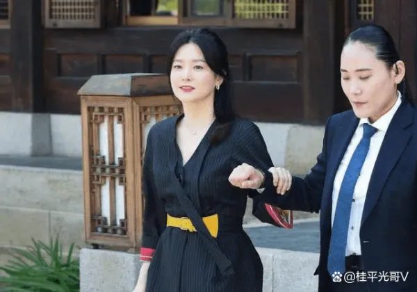 51岁李英爱近况曝光,罕与老公同框互动,她的状态看上去如何?