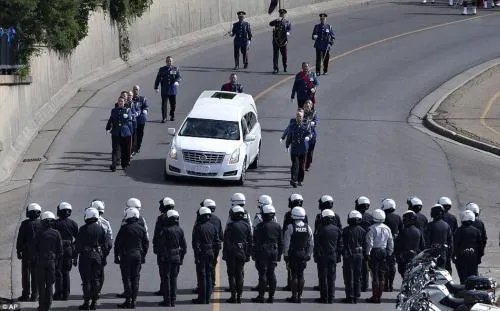 四川一副镇长救灾被飞石击中牺牲